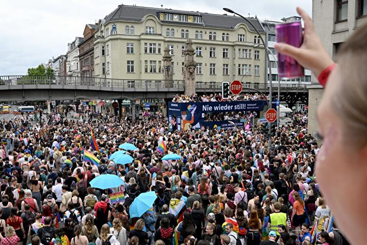 LGBTQ+の旗を掲げたベルリン・プライド・パレードのカラフルなフロート