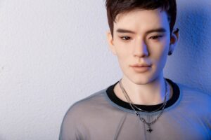 男性とその男性人形のための親密なディナーのセッティング