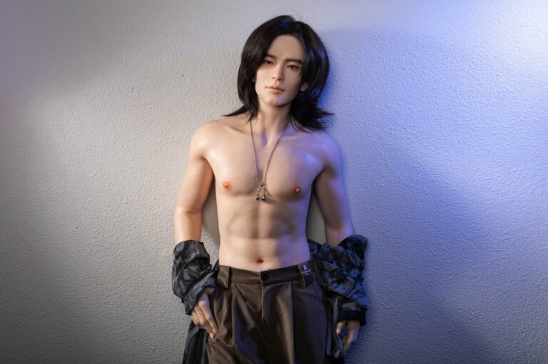 出会い系アプリを見つめる孤独な男性、背景には人形
