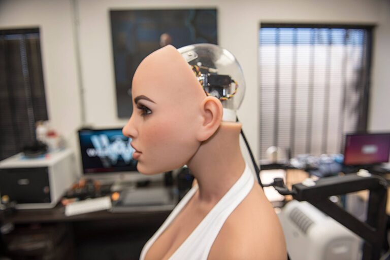 モダンなリビングルームに座るAI強化ゲイ男性人形