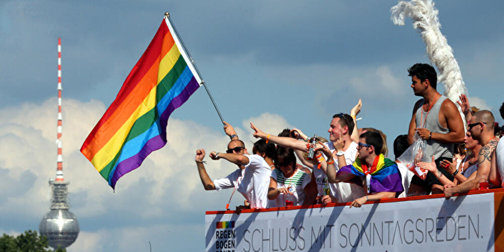 自己表現でプライドを祝うLGBTQ+カップル
