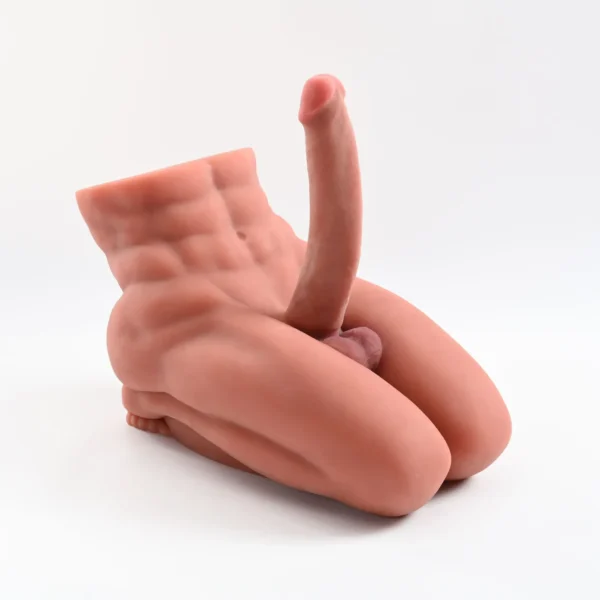ひざまずいて大きなディルドを装着したゲイ男性の胴体オナニー