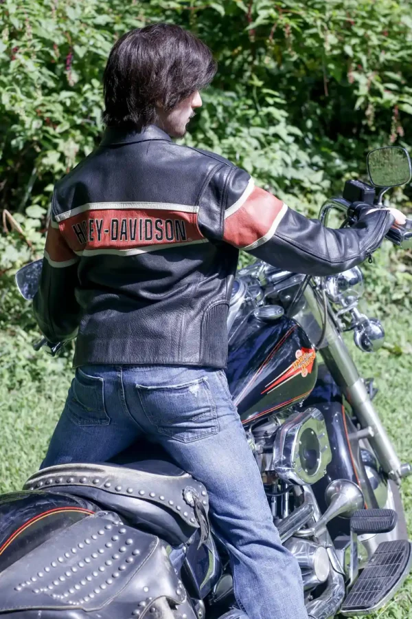 ジョナサン男性人形の鍛え抜かれた胸部と腹部の筋肉。.