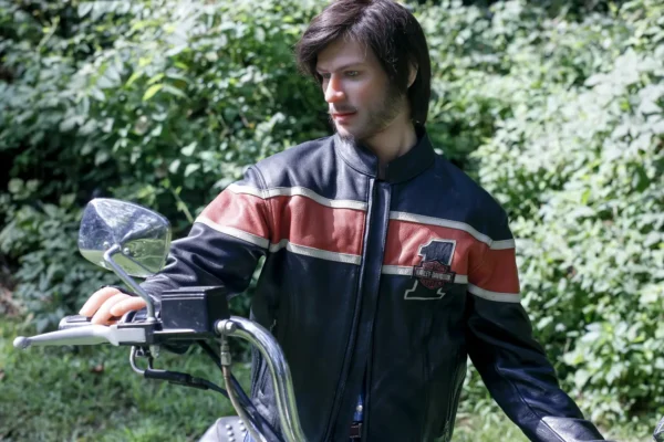 ジョナサンのリアルな顔の特徴と柔らかいシリコンの肌のクローズアップ。.