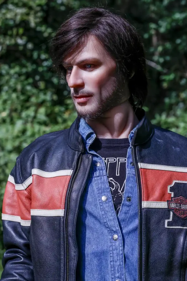 自然な座りポーズで骨格の柔軟性を示す、ジョナサン 167cm ゲイ セックスドール。.