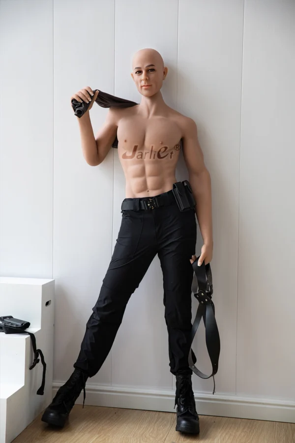 マットのリアルな筋肉質の胸部と鍛えられた腹筋のクローズアップ。.