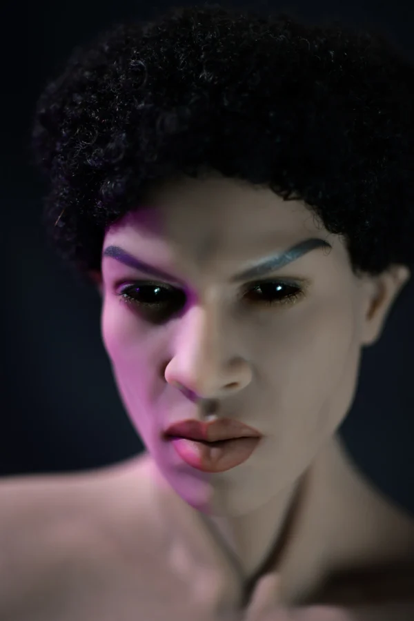 167cmのゲイ男性人形の引き締まった腹部と胸部。.