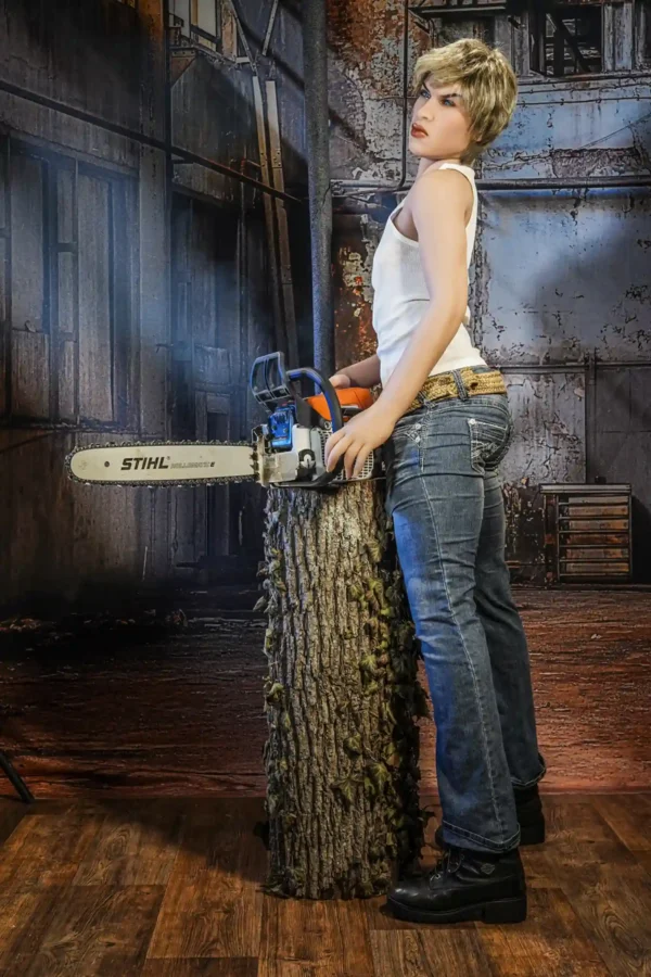 167cm男性人形の引き締まった胸部と腹部の筋肉の詳細図。.