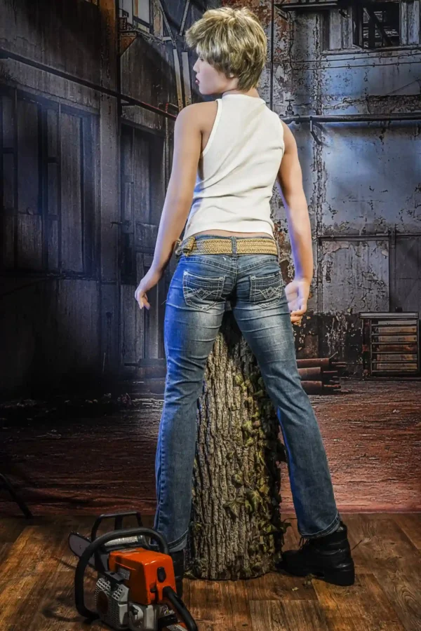 167cm男性人形の引き締まった胸部と腹部の筋肉の詳細図。.