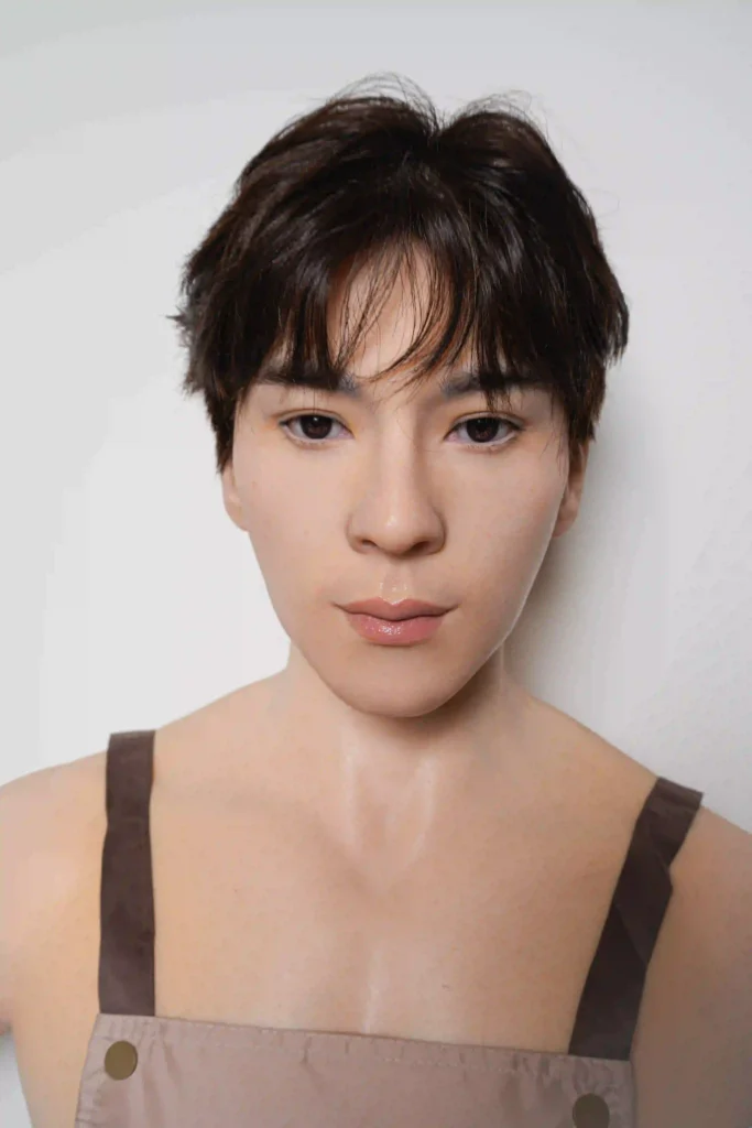 髭や体毛のリアルな植毛カスタムが施された男性ドールのアップ